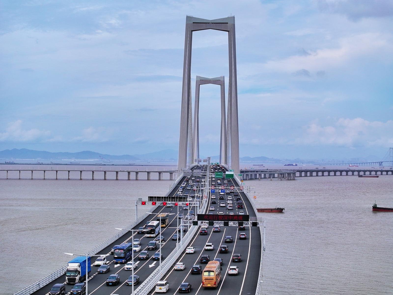 Shenzhen-Zhongshan Link traffic statistics showing 300,000 vehicles in 72 hours