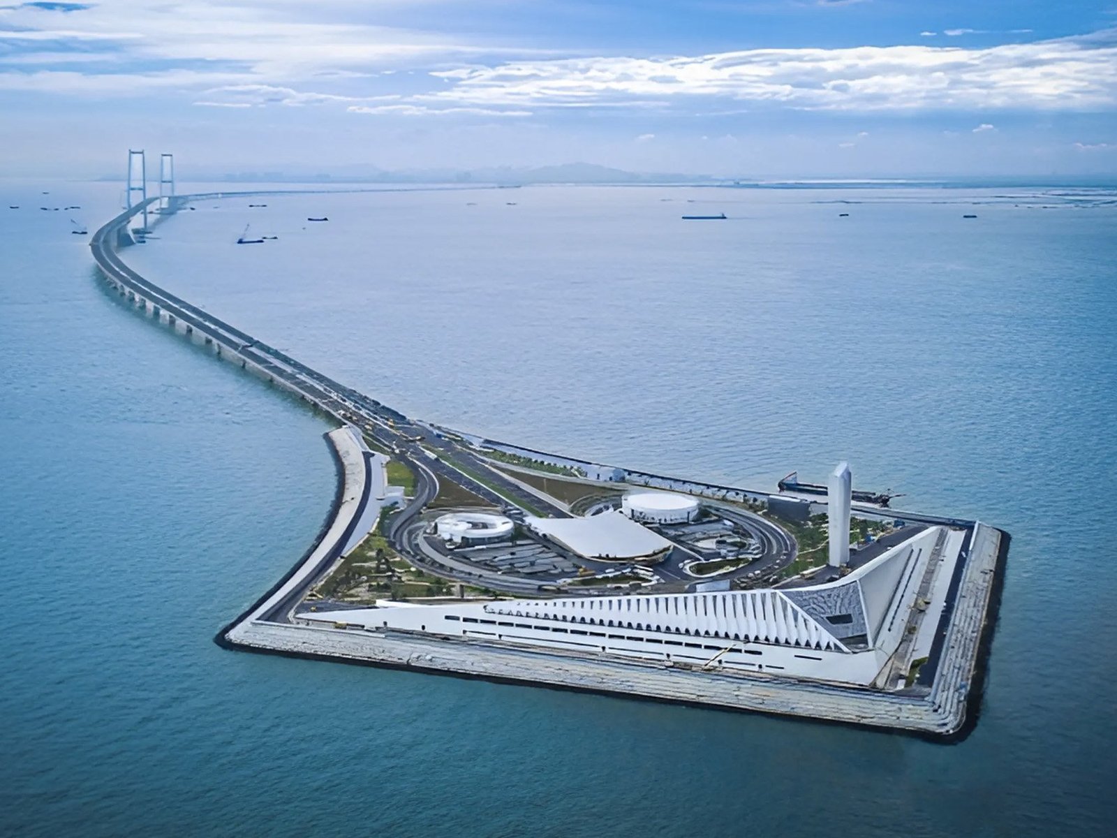 Artificial islands construction for Shenzhen-Zhongshan Link bridge-tunnel transition